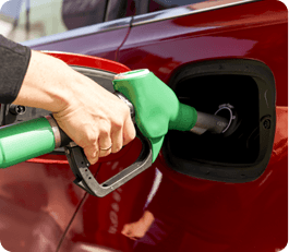 Carro sendo abastecido.