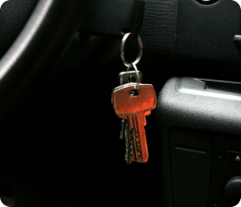 Imagem de uma chave de carro na ignição do carro.